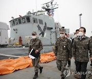 해군 함정 둘러보는 정세균 총리