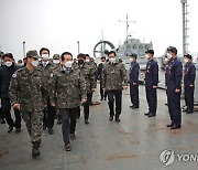 해군 함정 둘러보는 정세균 총리