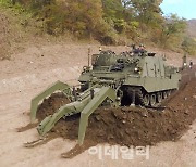 대량의 지뢰 탐지·제거 한 번에..장애물개척전차 軍 인도