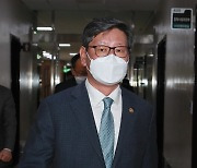 [포토]법사위 소위 참석하는 이용구 법무부 차관