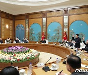 정치국 회의 사회 보는 북한 김재룡.."당 대회 1월 초순 개회"