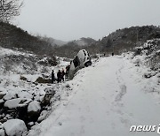 구례서 눈길 내려오던 SUV승용차 계곡으로