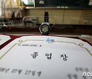 '코로나19 확산'..되돌릴 수 없는 초등학교 졸업식