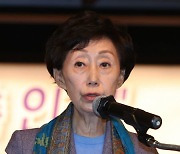 최영애 인권위원장 "코로나19 위기 상황서 인간 존엄 가치 지켜야"