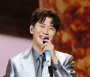 영탁 '찐이야 꼰대라떼 메들리'로 MBC 연기대상 들썩들썩