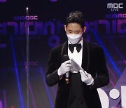 '2020 MBC 연기대상' 한지민X정해인 "코로나19 어려운 시기, 마스크 벗고파"