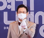 [T포토] 김응수 '마포대교 건너온 손하트'