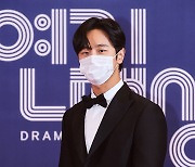 [T포토] 김도완 '가릴 수 없는 비주얼'