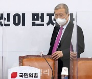 [포토]비대위 참석하는 김종인 비대위원장