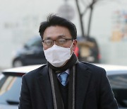 [포토]준비사무실로 출근하는 김진욱 고위공직자범죄수사처장 후보자