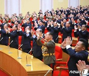 북한, 제8차 당 대회 대표증 수여..박수치는 참가자