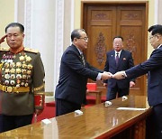 제8차 당 대회 대표증 받는 북한 리일환 부위원장