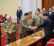 대표증 수여하는 북한 김재룡 당 대회 준비위원장
