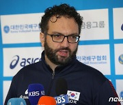 라바리니 감독 "한국만의 배구 완성하면 모든 팀과 붙어볼 만해"