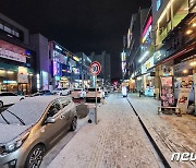 연말 분위기 실종..코로나에 손님 대신 간판 불빛만 채운 상점가