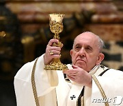 교황, 송년·신년미사 집전 안 한다..다리통증 때문