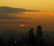[날씨] 강추위 속 2020년 마지막 해넘이..붉게 물든 서울 하늘