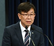 [속보] 문 대통령, 김상조 靑 정책실장 사의 반려