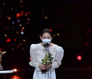 여자 조연상 수상 김선영, 어깨에 포인트 준 드레스[포토엔HD]