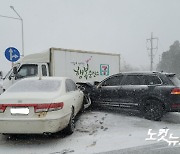 제주 눈바람에 차량사고 속출..도로통제도 계속
