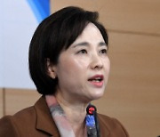 유은혜 부총리 "선생님들 코로나 위기 극복 노력에 감사"