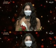 '2020 KBS 연기대상' 오윤아, 조연상 수상 "엄마라고 예뻐해주는 아들 고마워"