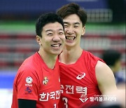 한국전력 승리, 기뻐하는 박철우와 신영석.