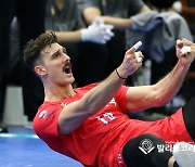 '러셀 34득점' 한국전력 접전끝에 승리.