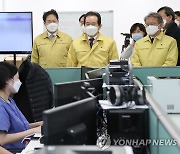 고려대 생활치료센터 의료진 격려하는 정세균 총리