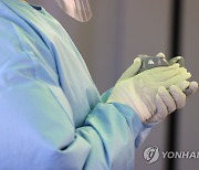 핫팩으로 추위 녹이는 의료진