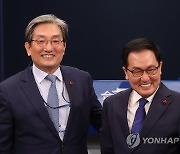 미소짓는 신구 비서실장