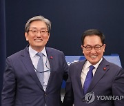 미소짓는 신구 비서실장