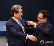 교체 인사하는 전·현직 비서실장