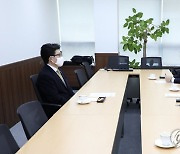 환경교육진흥위원회 민간위원장과 환담하는 조명래 장관