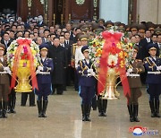 북한 김정은, 새해 첫날 공개행보..금수산태양궁전 참배