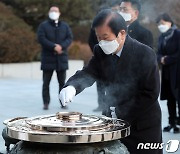 새해 첫 날 현충원 참배하는 박병석 국회의장