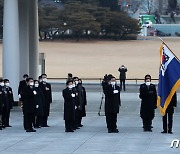 국민의례하는 박병석 국회의장과 상임위원장들
