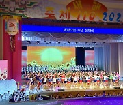 만경대학생소년궁전서 새해 공연 펼치는 북한 학생들