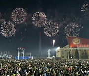 평양 하늘 수놓은 불꽃..북한 새해맞이 경축 행사