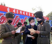 수해 복구장에서 위문 편지 읽고 있는 북한 인민군