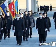 새해 첫 날 현충원 참배하는 김종인 비대위원장