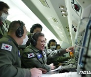 군사대비태세 점검 지휘비행하는 문재인 대통령