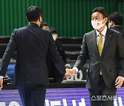 [포토] LG 조성원 감독, 새해 5연패 탈출하며.. 첫 승!