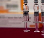 중국, 백신 무료 접종 방침.."승인 전 450만 명 맞았다"