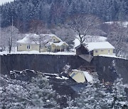 주택 여러 채 통째로 삼킨 '거대 싱크홀'..노르웨이서 11명 실종
