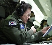 文대통령 국군통수권자 최초로 '공군지휘통제기' 초계비행