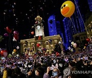각국 조용한 새해 맞이..中 우한은 대규모 축제