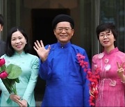 박노완 주베트남한국대사, 공관 직원들과 '뮤직비디오' 신년 인사