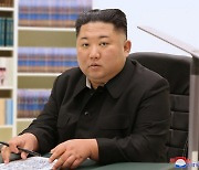 김정은, 육성 신년사 대신 주민들에 친필 서한.."새 시대 위해 힘차게 싸울 것"