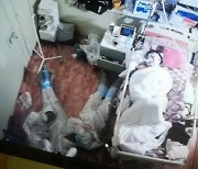 코로나중환자 옆 바닥서 쪽잠 의사들..전세계 울린 사진